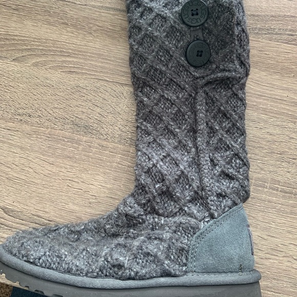 Charcoal Lattice Uggs - Picture 4 of 8